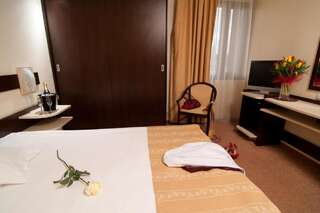 Отель Hotel Rapsodia City Center Ботошани Двухместный номер бизнес-класса с 1 кроватью или 2 отдельными кроватями-1
